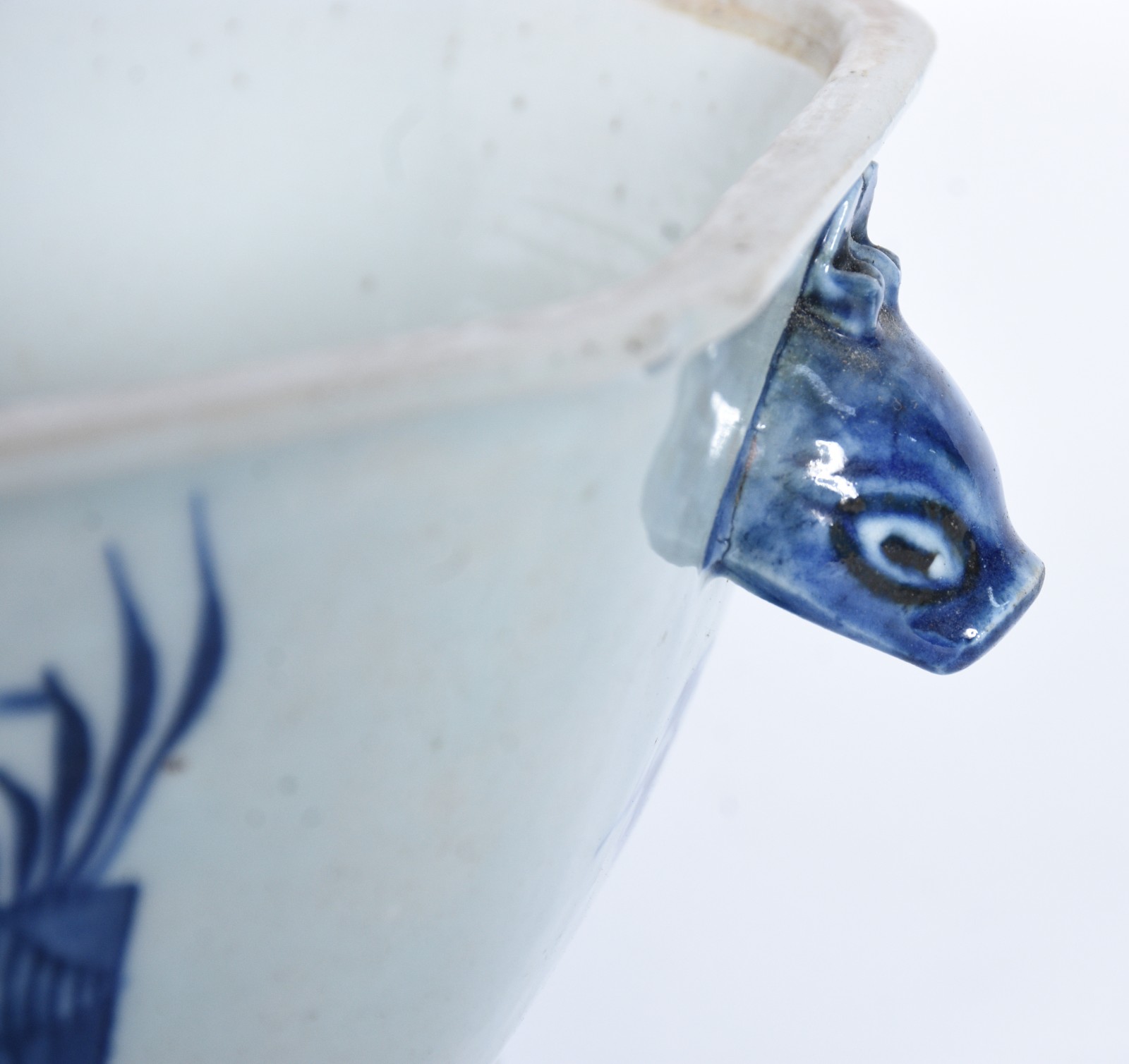 Sopeira com presentoir de porcelana azul e branca. Pega da tampa... - foto 4 de 8
