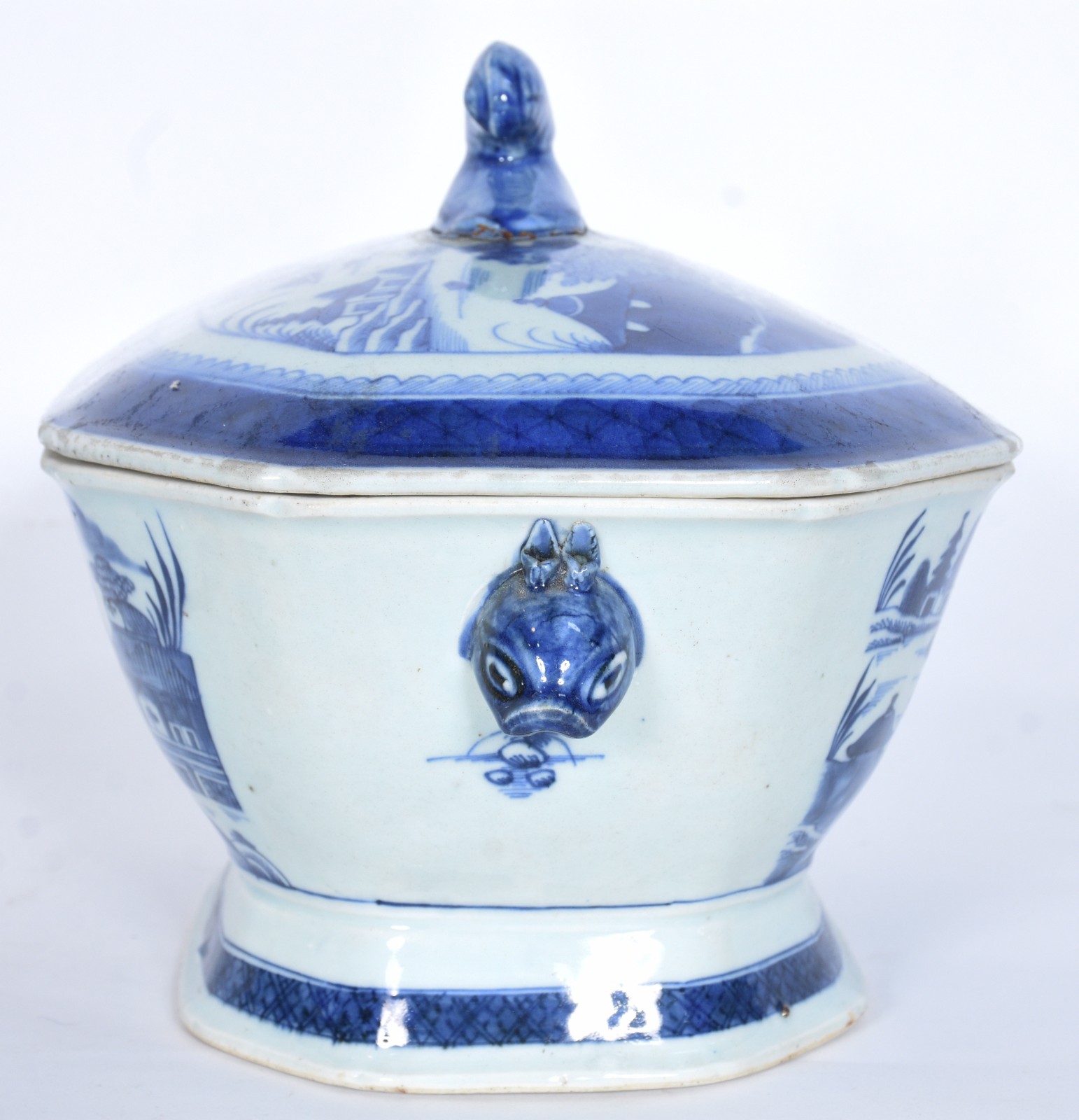 Sopeira com presentoir de porcelana azul e branca. Pega da tampa... - foto 5 de 8