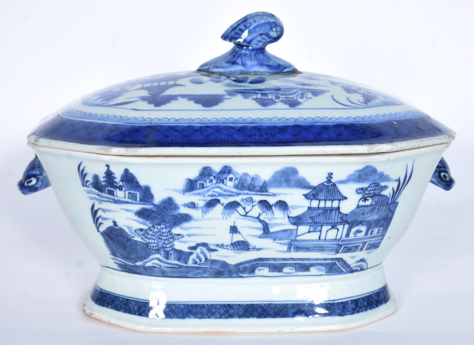 Sopeira com presentoir de porcelana azul e branca. Pega da tampa... - foto 6 de 8