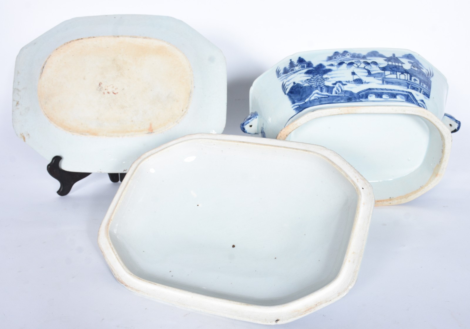 Sopeira com presentoir de porcelana azul e branca. Pega da tampa... - foto 7 de 8