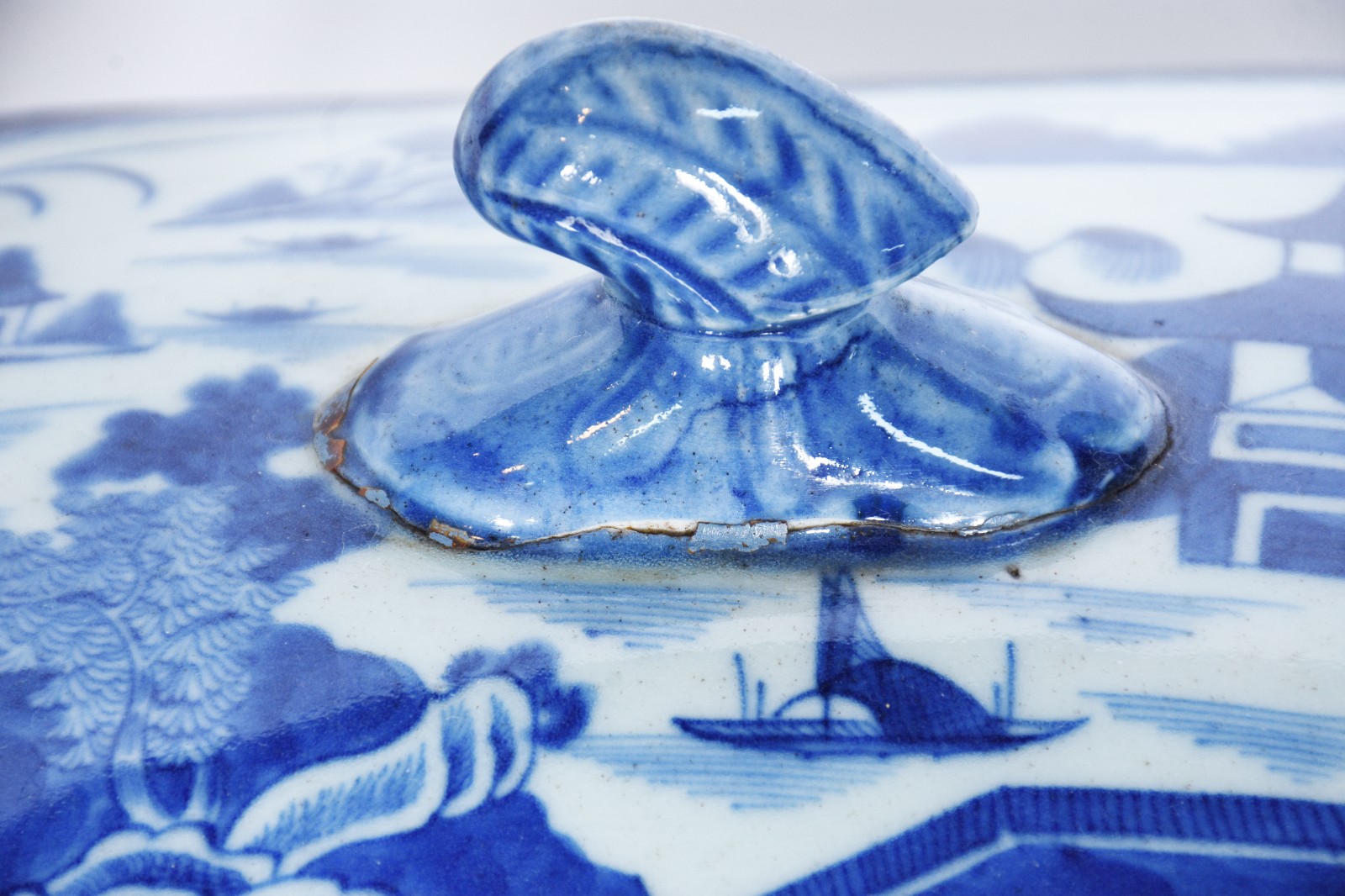 Sopeira com presentoir de porcelana azul e branca. Pega da tampa... - foto 8 de 8