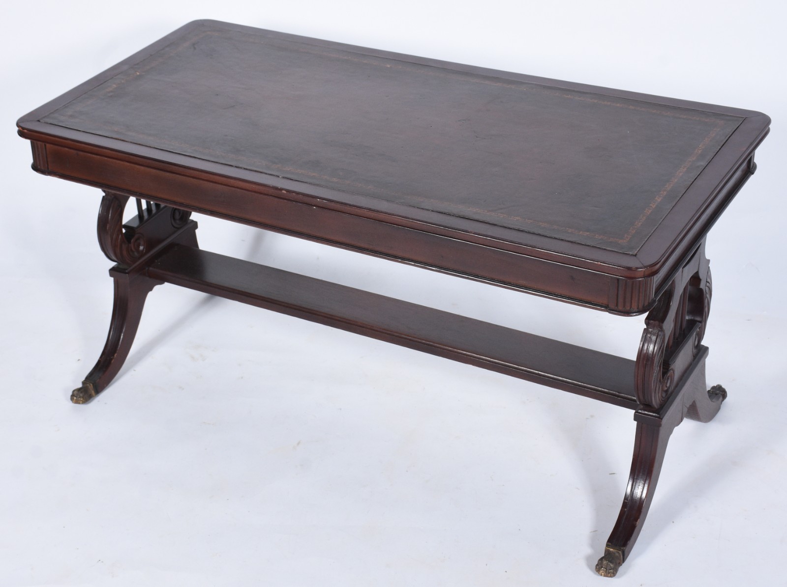 Mesa de centro estilo ingles de madeira nobre, tampo de couro, pés em... - foto 1 de 8