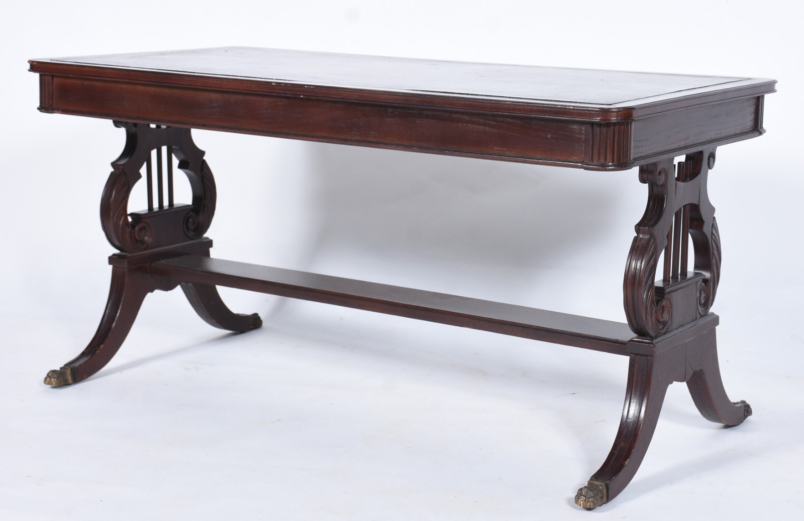 Mesa de centro estilo ingles de madeira nobre, tampo de couro, pés em... - foto 2 de 8