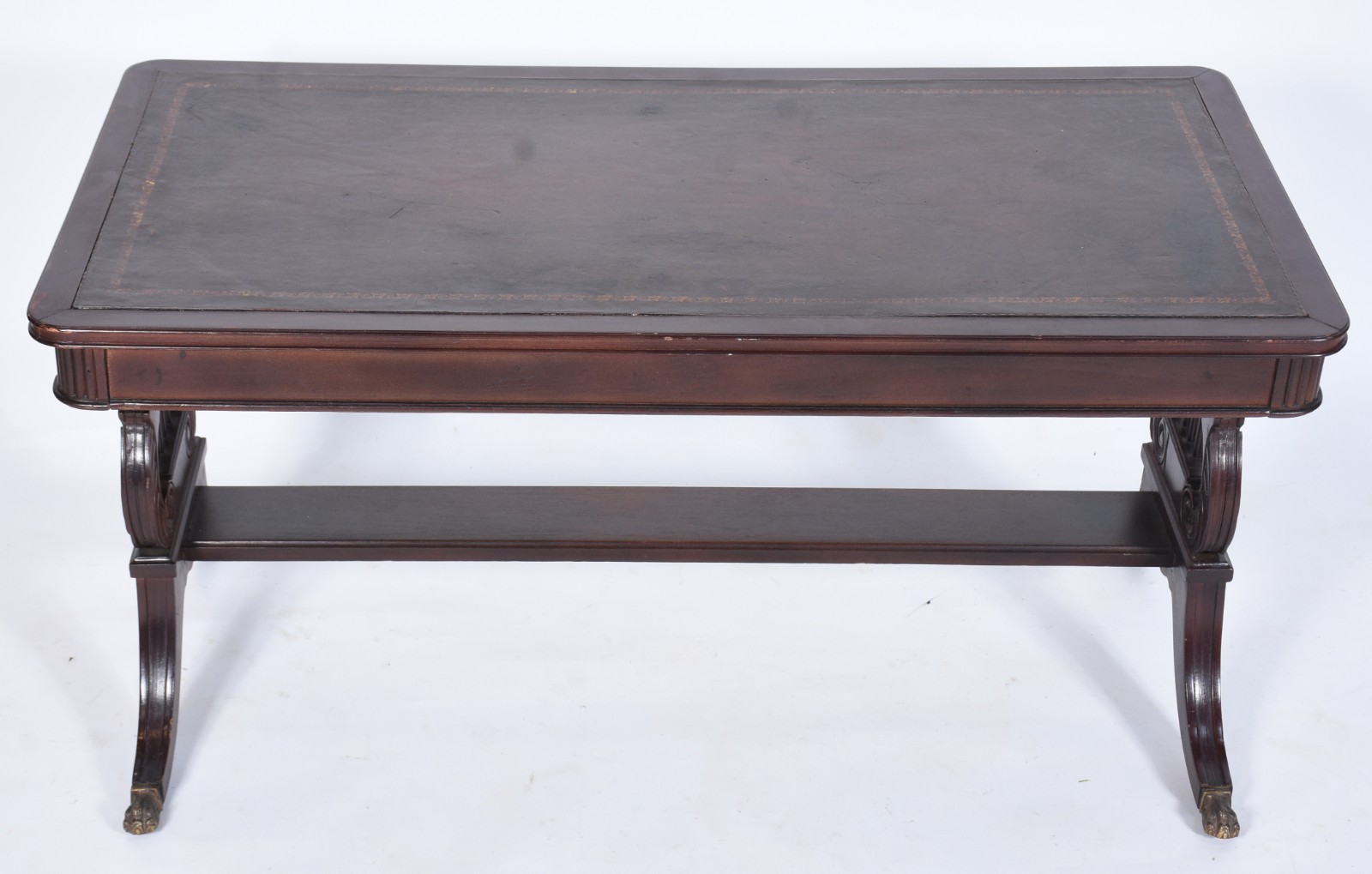 Mesa de centro estilo ingles de madeira nobre, tampo de couro, pés em... - foto 4 de 8