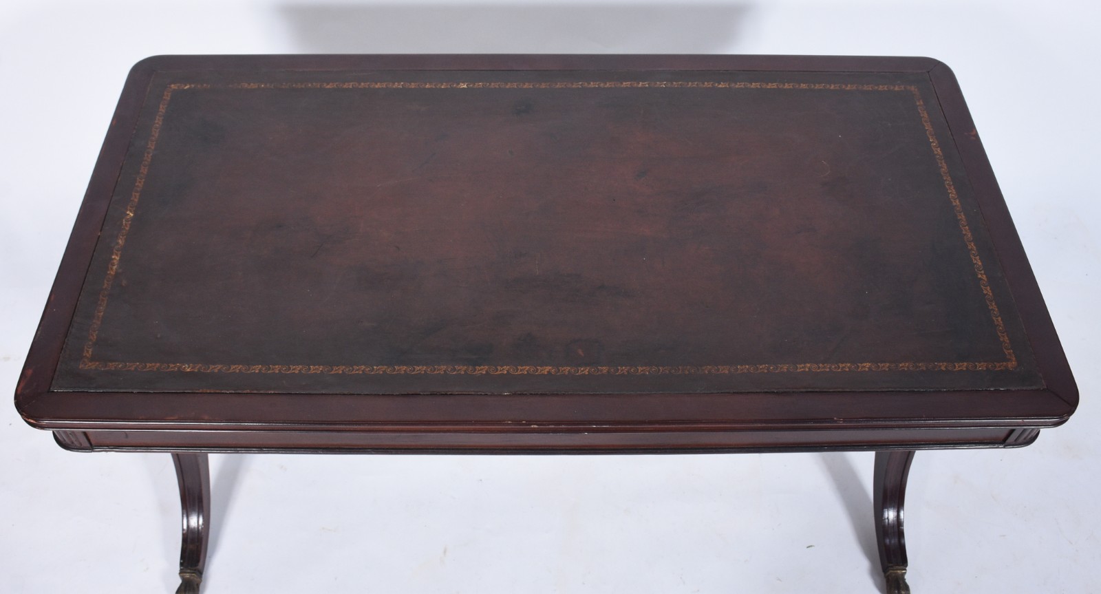 Mesa de centro estilo ingles de madeira nobre, tampo de couro, pés em... - foto 5 de 8