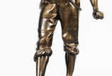 Escultura de  petit bronze representando figura... - Escultura de  petit bronze representando figura masculina com garrafa 