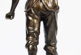 Escultura de  petit bronze representando figura... - Escultura de  petit bronze representando figura masculina com garrafa 