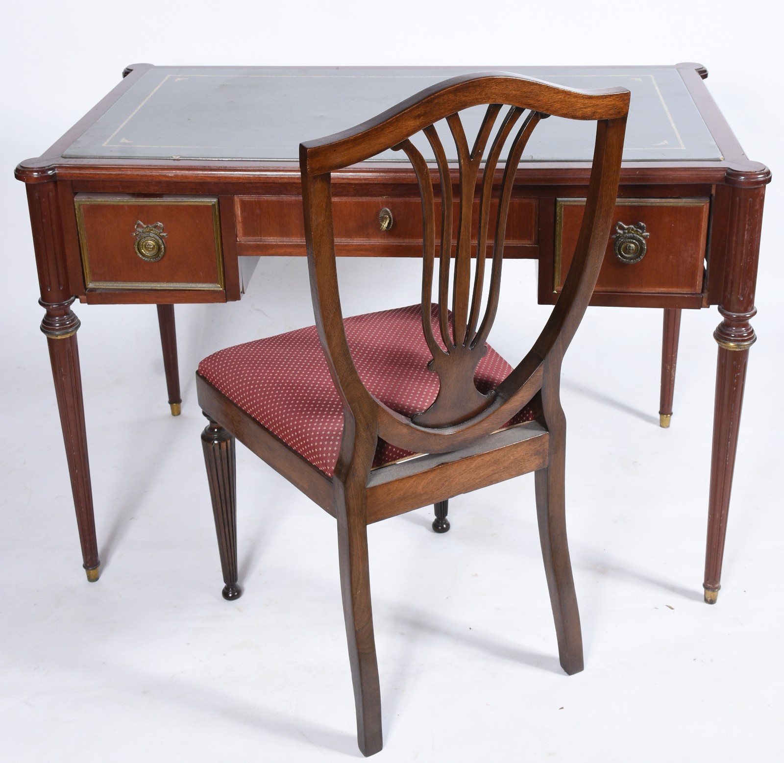 Mesa de escritório de madeira nobre, 3 gavetas. Tampo na cor verde... - foto 1 de 11