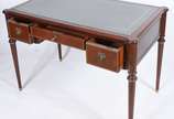 Mesa de escritório de madeira nobre, 3 gavetas.... - Mesa de escritório de madeira nobre, 3 gavetas. Tampo na cor verde (desgastes). Estilo inglês. Acompanha cadeira estilo inglês, assento estofado.