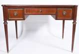 Mesa de escritório de madeira nobre, 3 gavetas.... - Mesa de escritório de madeira nobre, 3 gavetas. Tampo na cor verde (desgastes). Estilo inglês. Acompanha cadeira estilo inglês, assento estofado.