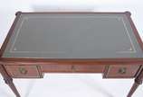 Mesa de escritório de madeira nobre, 3 gavetas.... - Mesa de escritório de madeira nobre, 3 gavetas. Tampo na cor verde (desgastes). Estilo inglês. Acompanha cadeira estilo inglês, assento estofado.