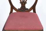 Mesa de escritório de madeira nobre, 3 gavetas.... - Mesa de escritório de madeira nobre, 3 gavetas. Tampo na cor verde (desgastes). Estilo inglês. Acompanha cadeira estilo inglês, assento estofado.