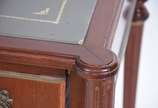 Mesa de escritório de madeira nobre, 3 gavetas.... - Mesa de escritório de madeira nobre, 3 gavetas. Tampo na cor verde (desgastes). Estilo inglês. Acompanha cadeira estilo inglês, assento estofado.