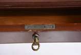 Mesa de escritório de madeira nobre, 3 gavetas.... - Mesa de escritório de madeira nobre, 3 gavetas. Tampo na cor verde (desgastes). Estilo inglês. Acompanha cadeira estilo inglês, assento estofado.