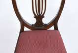 Mesa de escritório de madeira nobre, 3 gavetas.... - Mesa de escritório de madeira nobre, 3 gavetas. Tampo na cor verde (desgastes). Estilo inglês. Acompanha cadeira estilo inglês, assento estofado.