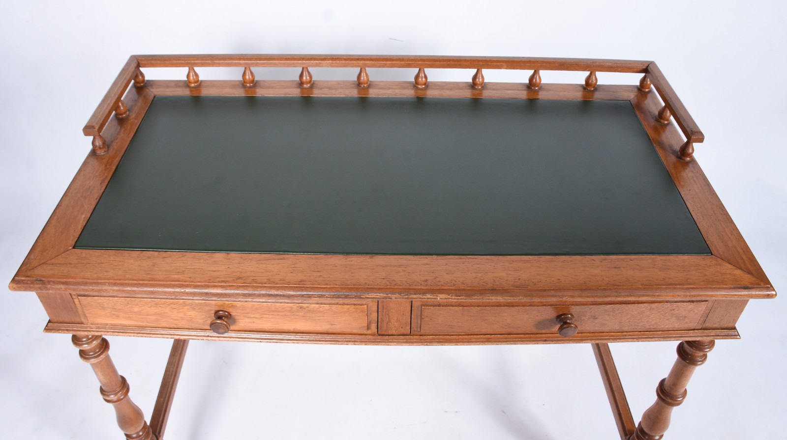 Mesa escrivaninha de madeira nobre, tampo coberto por material na cor... - foto 4 de 8