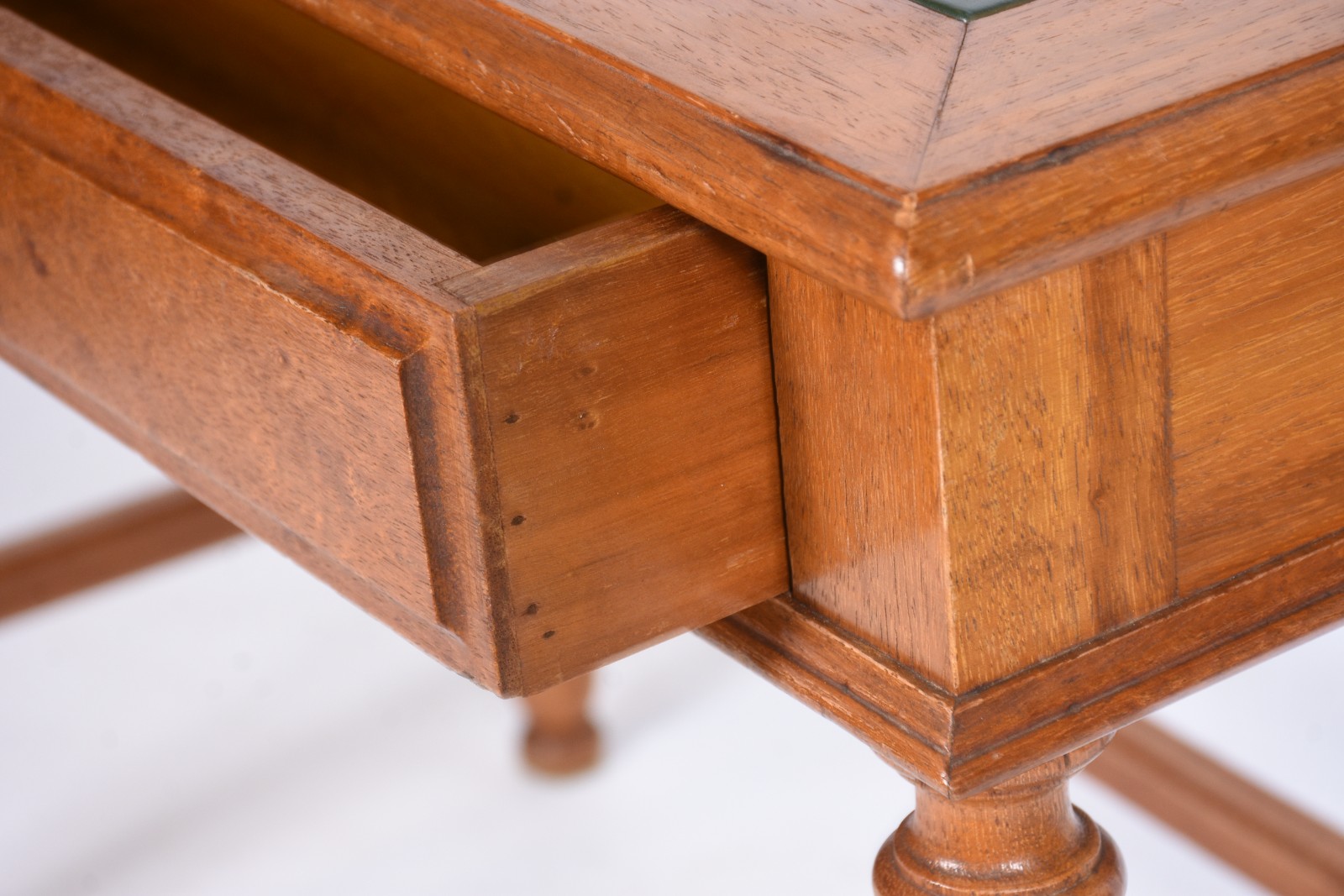 Mesa escrivaninha de madeira nobre, tampo coberto por material na cor... - foto 5 de 8