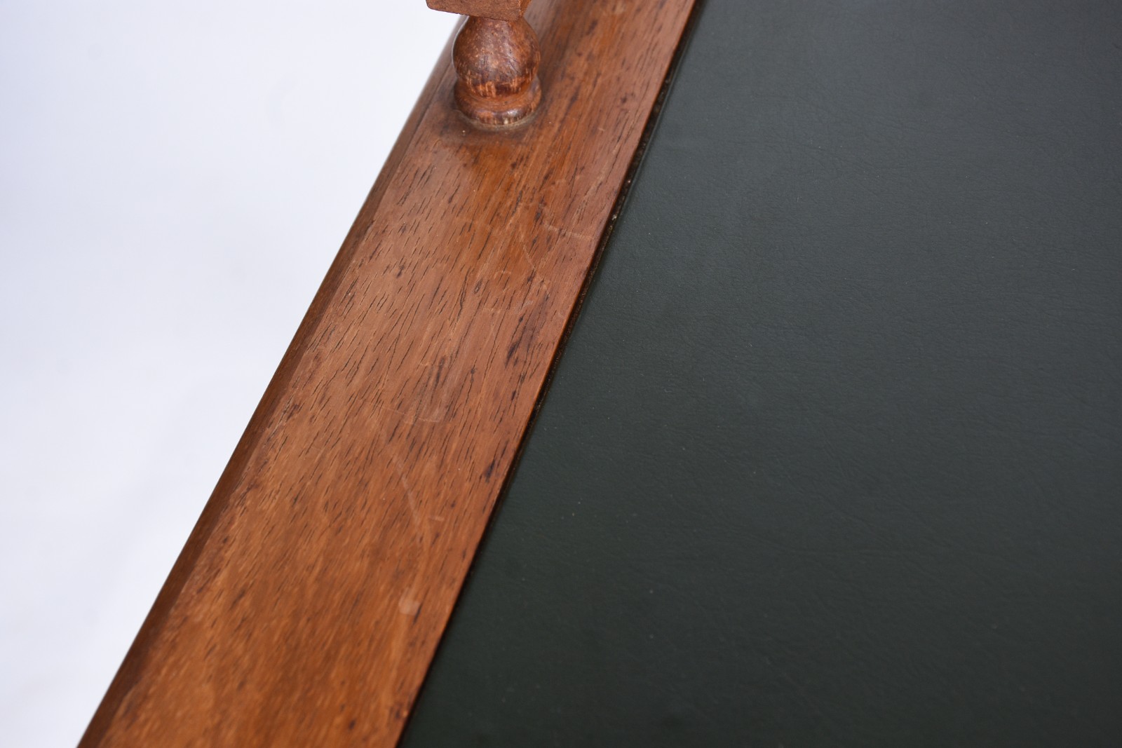 Mesa escrivaninha de madeira nobre, tampo coberto por material na cor... - foto 8 de 8