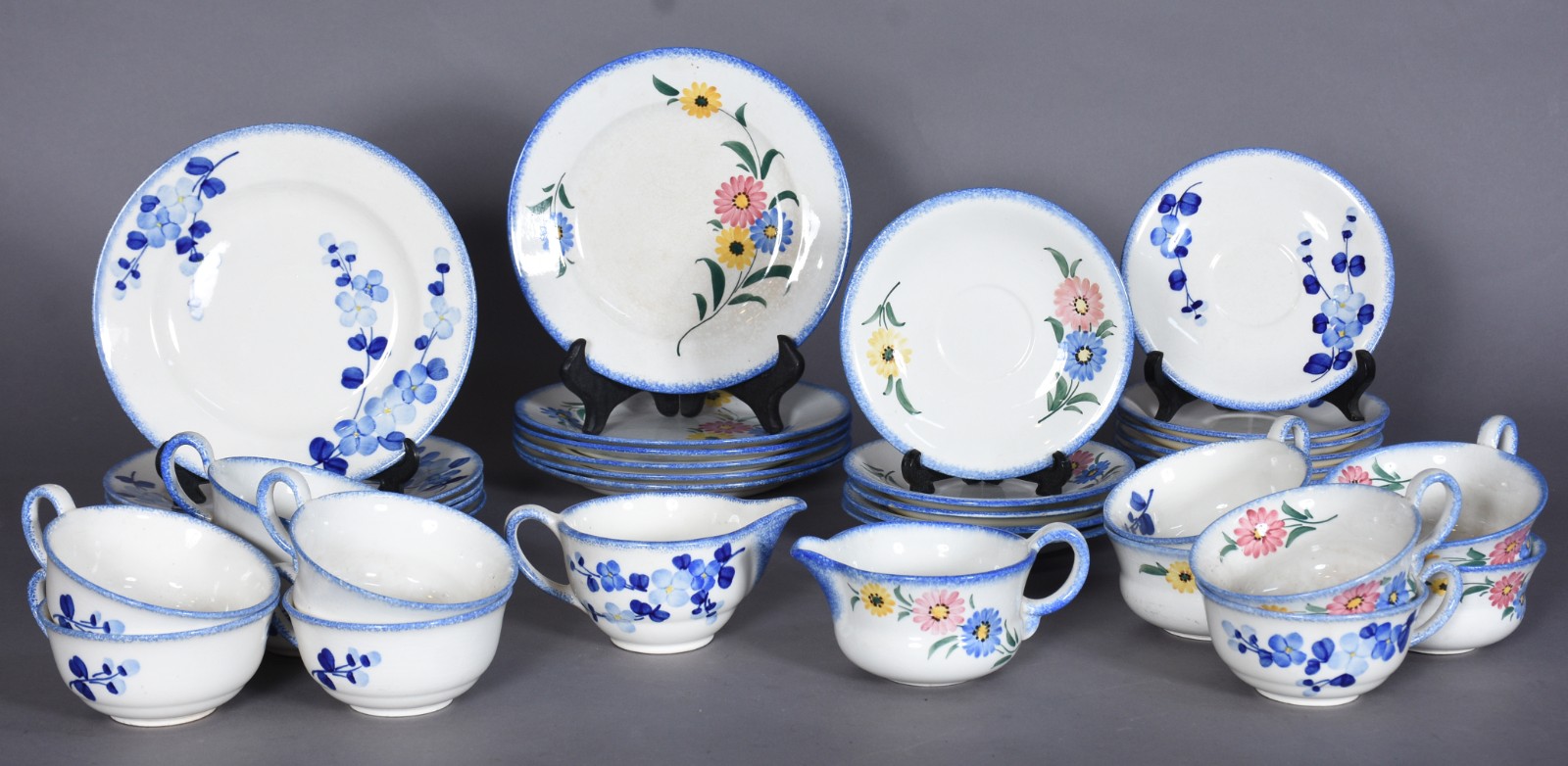 Dois conjuntos de cerâmica alemã de Meissen com pintura floral em... - foto 1 de 7