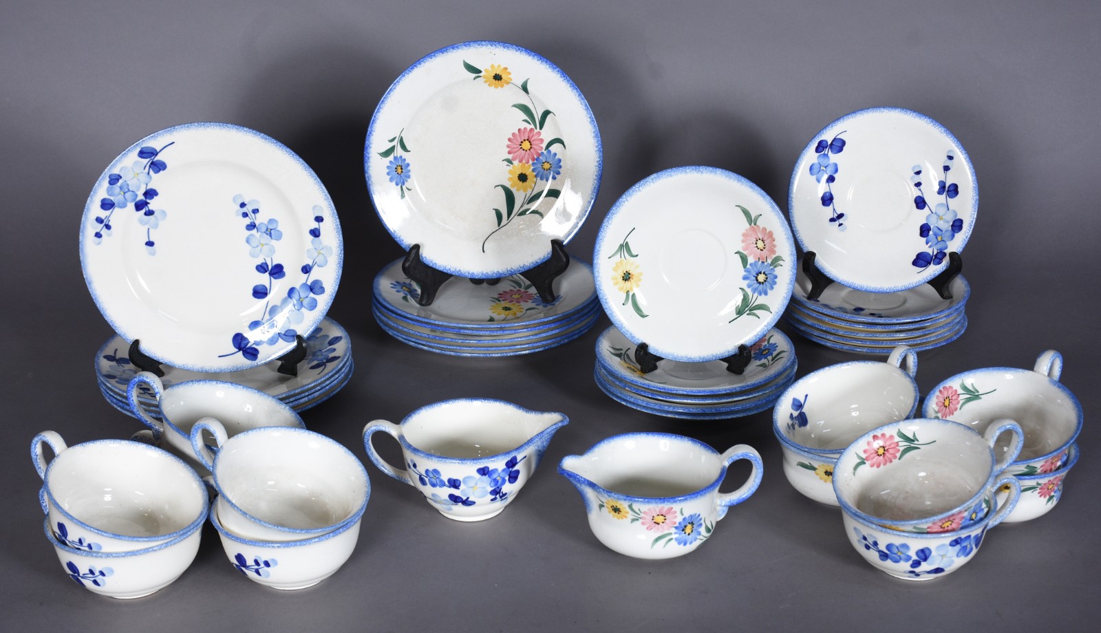 Dois conjuntos de cerâmica alemã de Meissen com pintura floral em... - foto 2 de 7