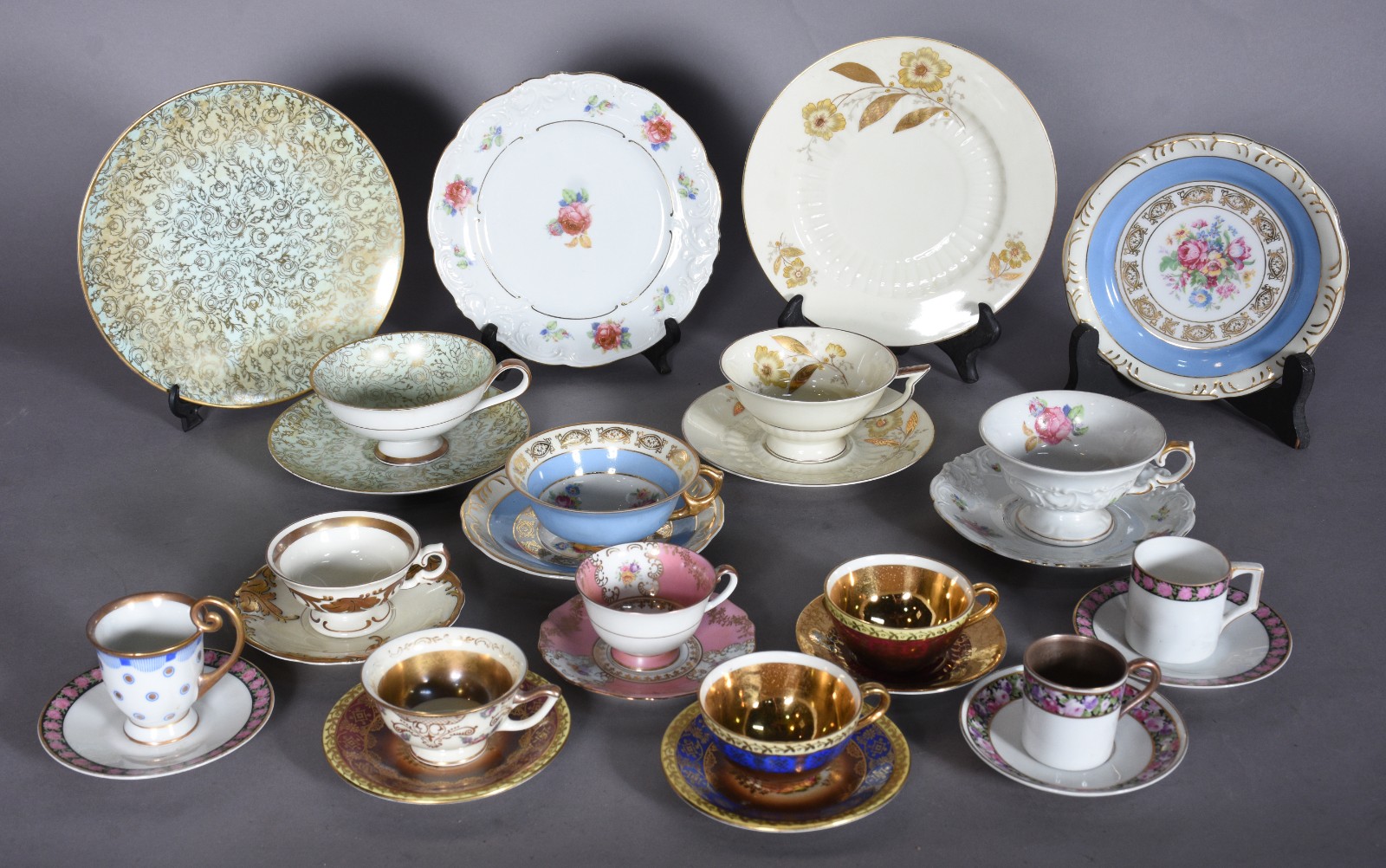Conjunto com 12 xícaras de porcelana diversas procedências. - foto 1 de 10