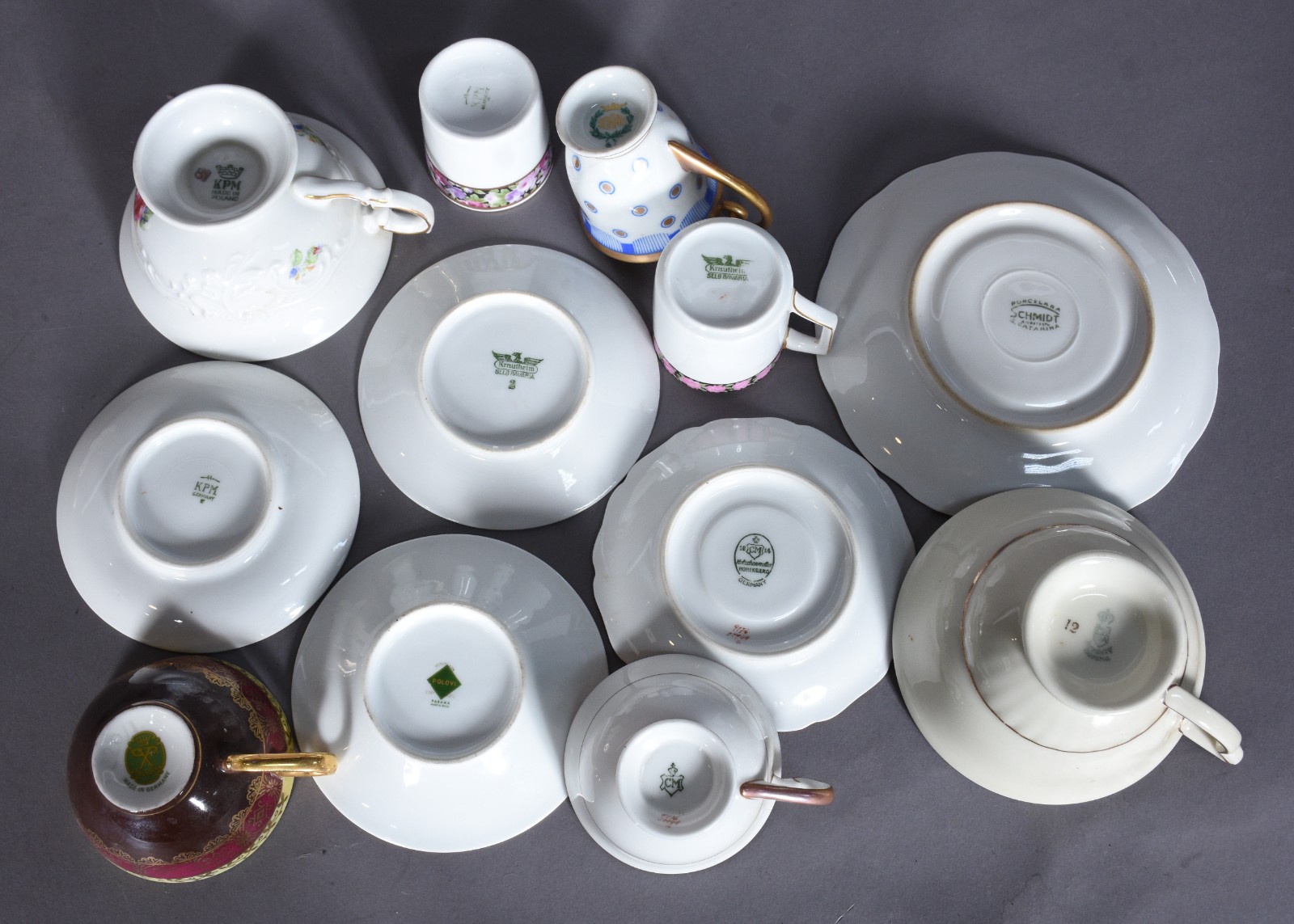 Conjunto com 12 xícaras de porcelana diversas procedências. - foto 2 de 10