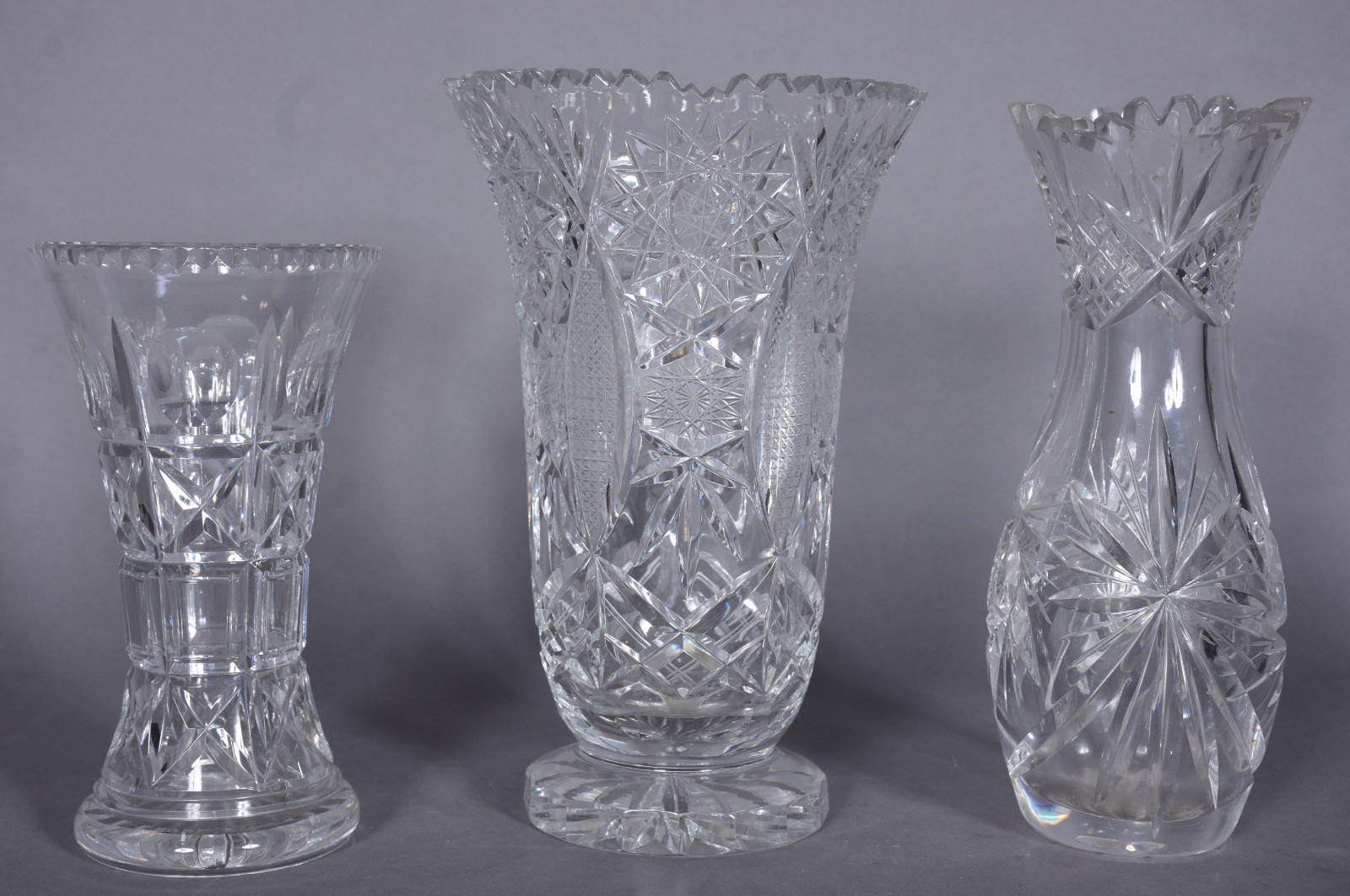 Três vasos de cristal lapidado, diferentes formatos. - foto 1 de 9