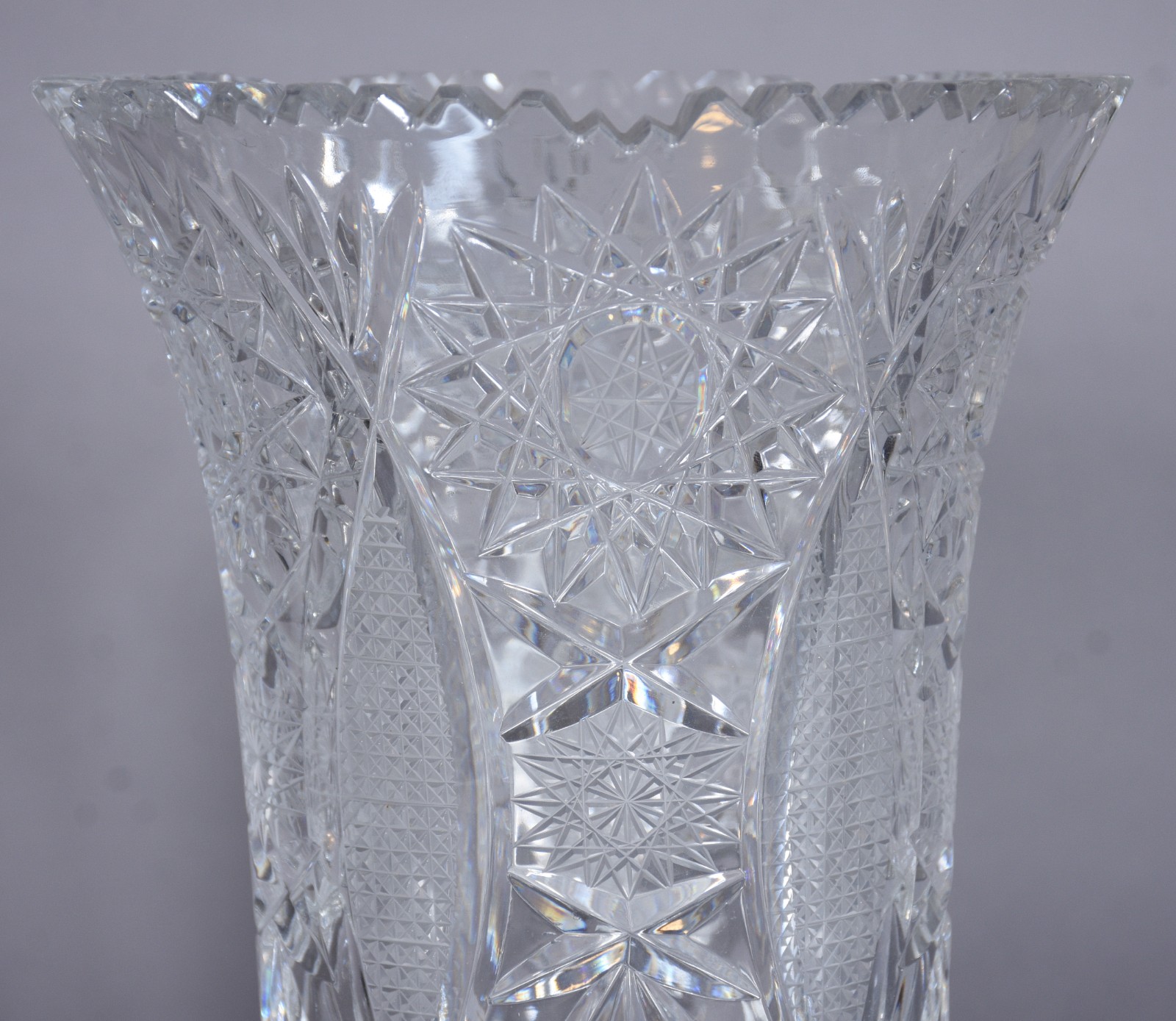 Três vasos de cristal lapidado, diferentes formatos. - foto 2 de 9