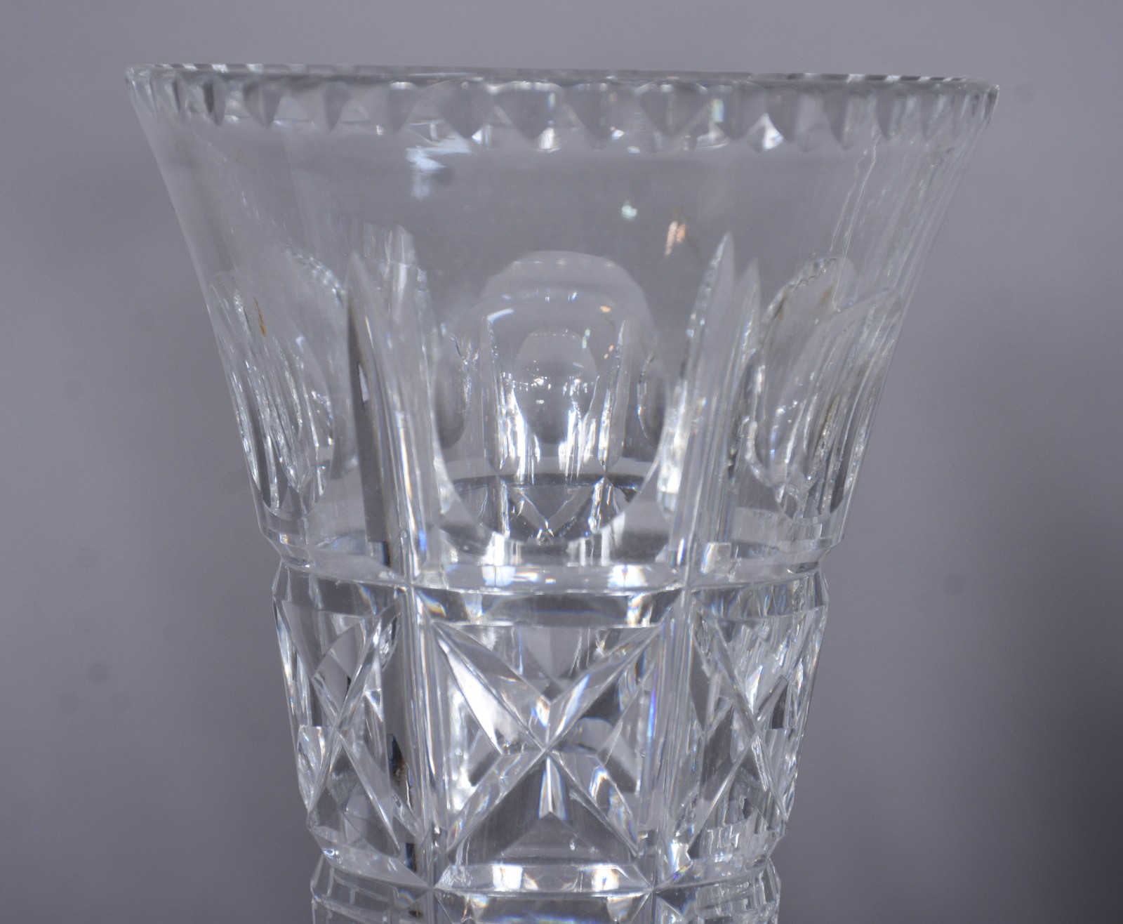Três vasos de cristal lapidado, diferentes formatos. - foto 4 de 9