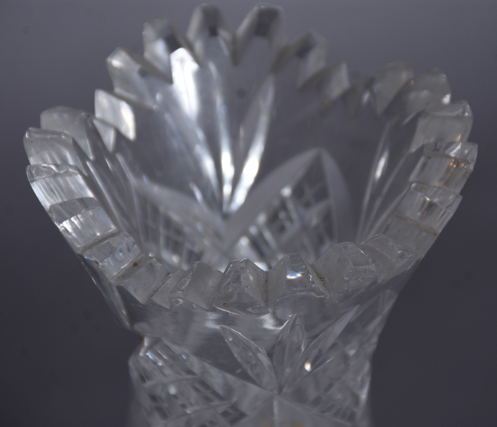 Três vasos de cristal lapidado, diferentes formatos. - foto 5 de 9