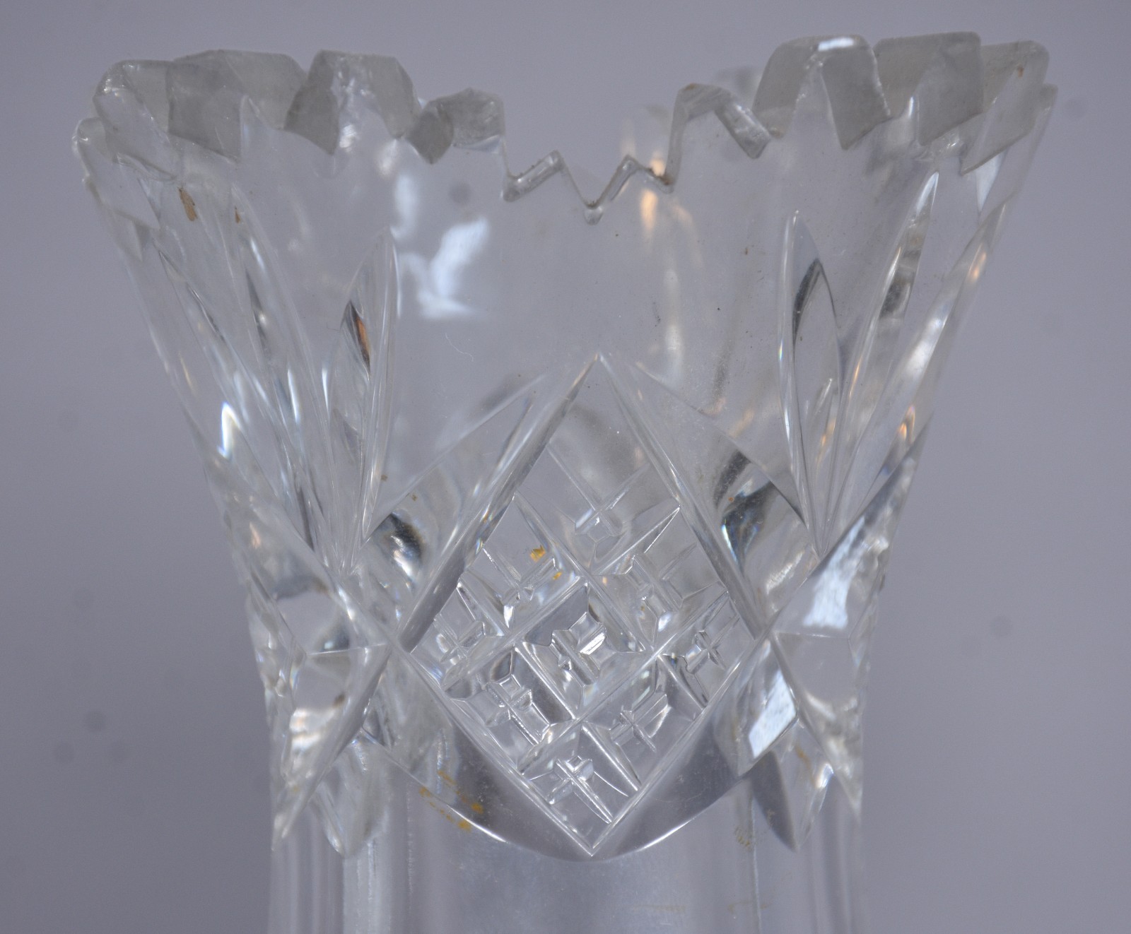 Três vasos de cristal lapidado, diferentes formatos. - foto 6 de 9