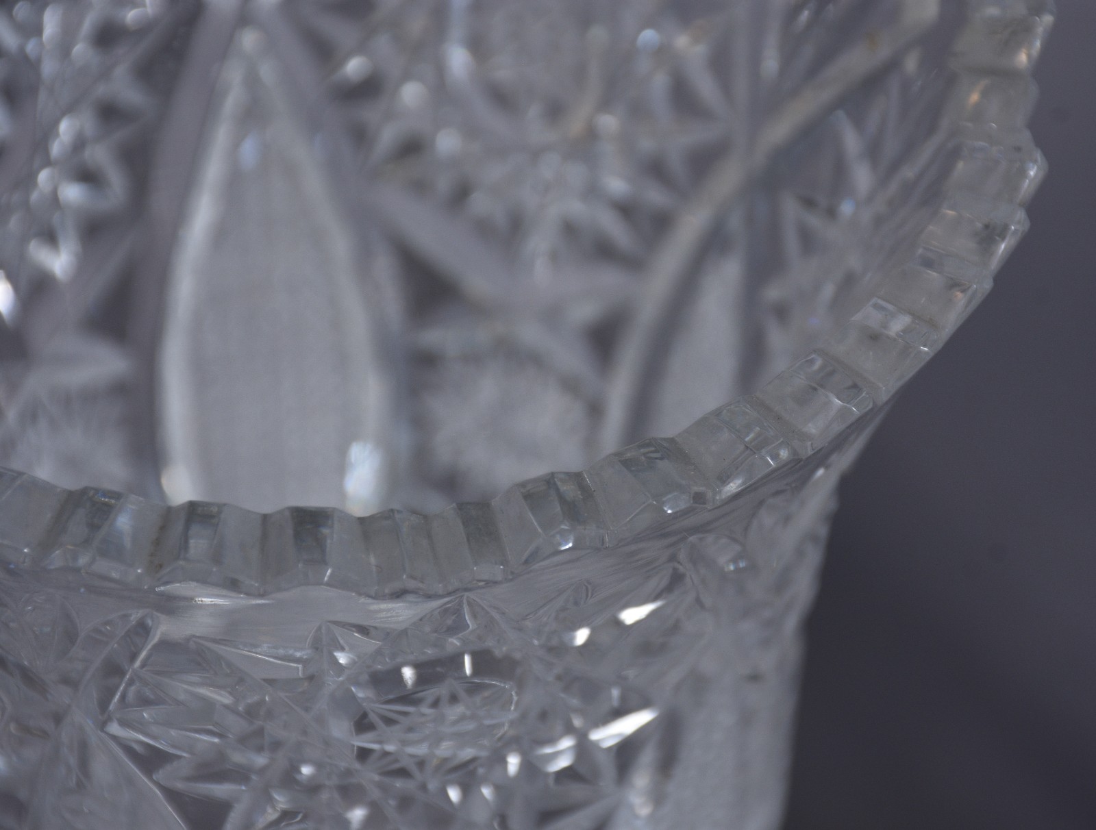 Três vasos de cristal lapidado, diferentes formatos. - foto 7 de 9