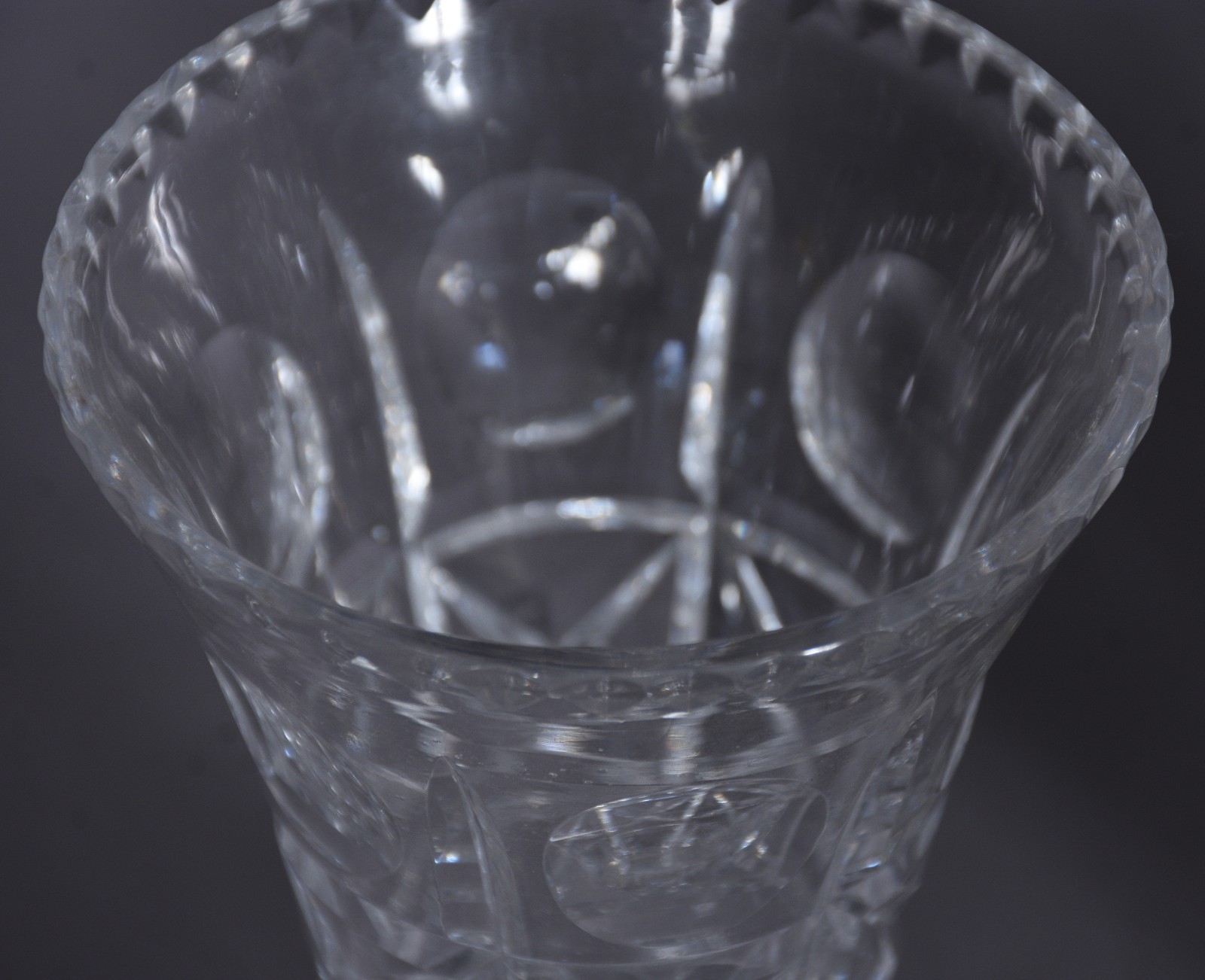 Três vasos de cristal lapidado, diferentes formatos. - foto 8 de 9
