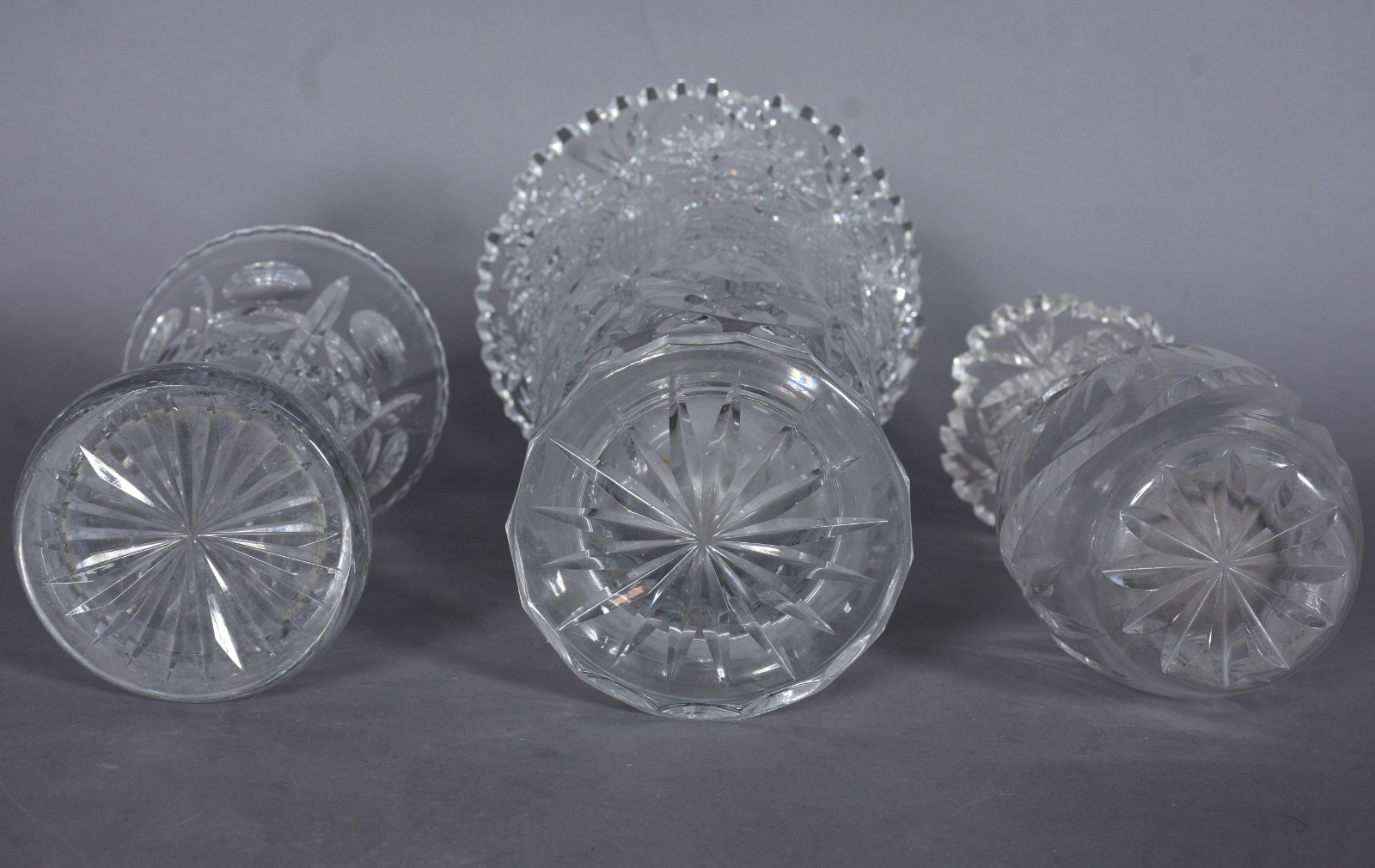Três vasos de cristal lapidado, diferentes formatos. - foto 9 de 9