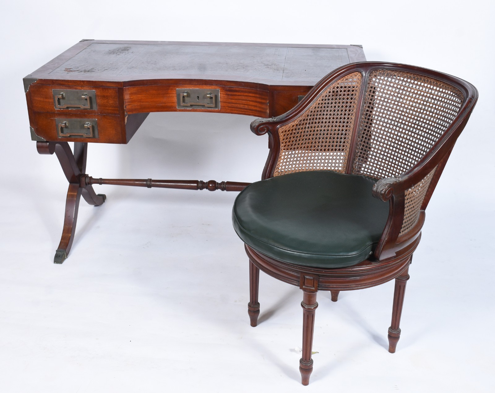 Mesa de escritório de madeira nobre, cinco gavetas com puxadores... - foto 1 de 11