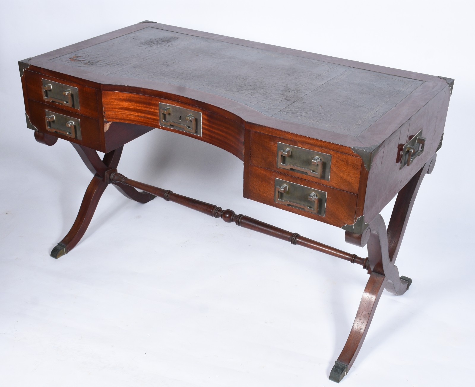 Mesa de escritório de madeira nobre, cinco gavetas com puxadores... - foto 2 de 11