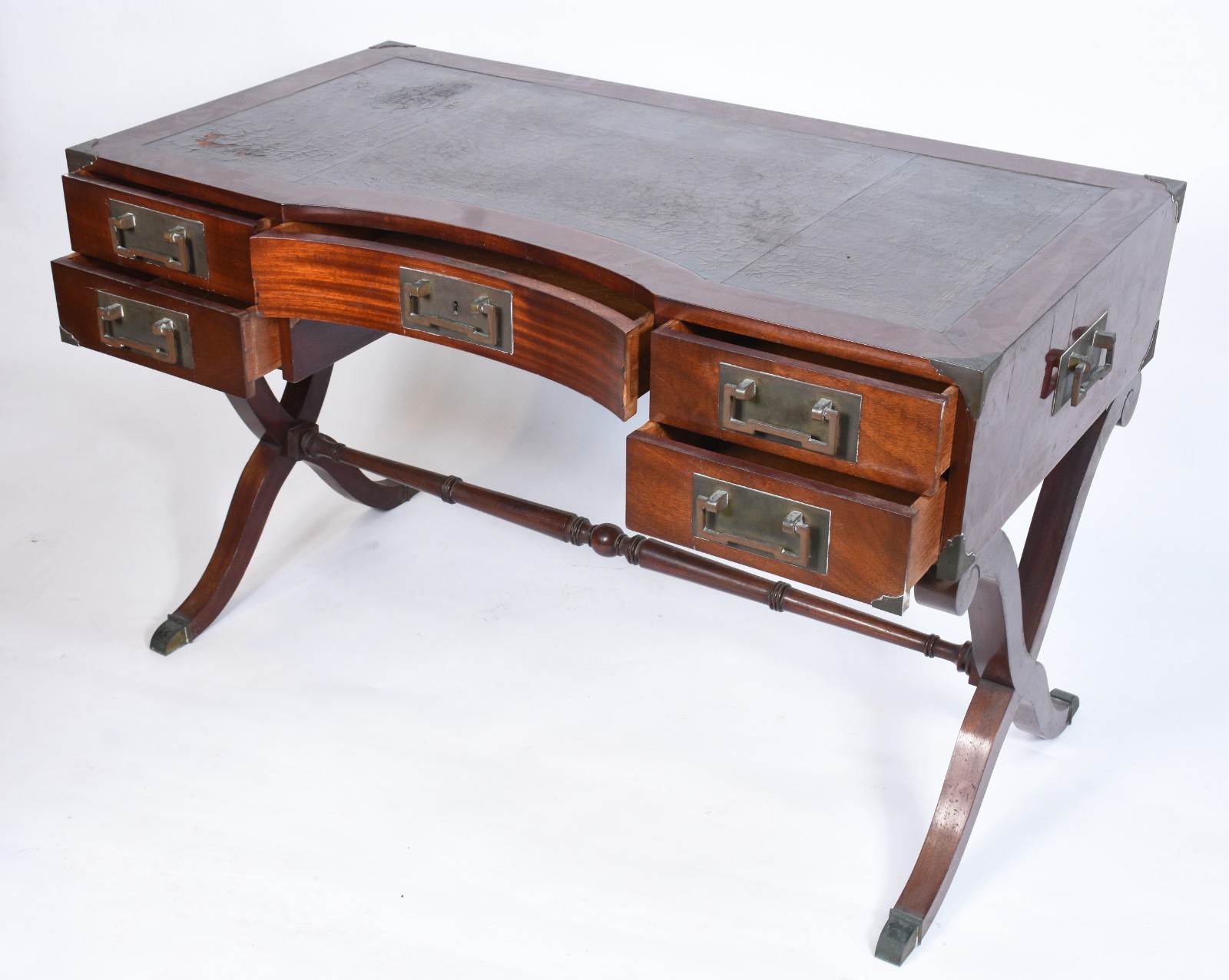 Mesa de escritório de madeira nobre, cinco gavetas com puxadores... - foto 3 de 11