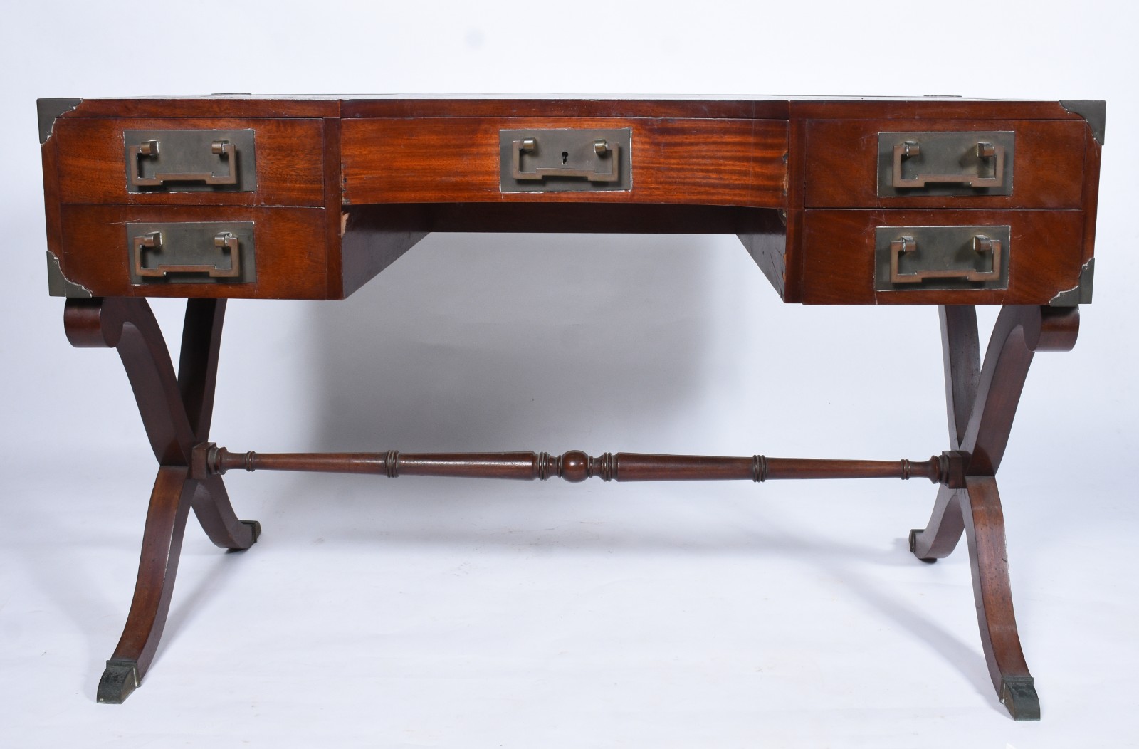 Mesa de escritório de madeira nobre, cinco gavetas com puxadores... - foto 4 de 11