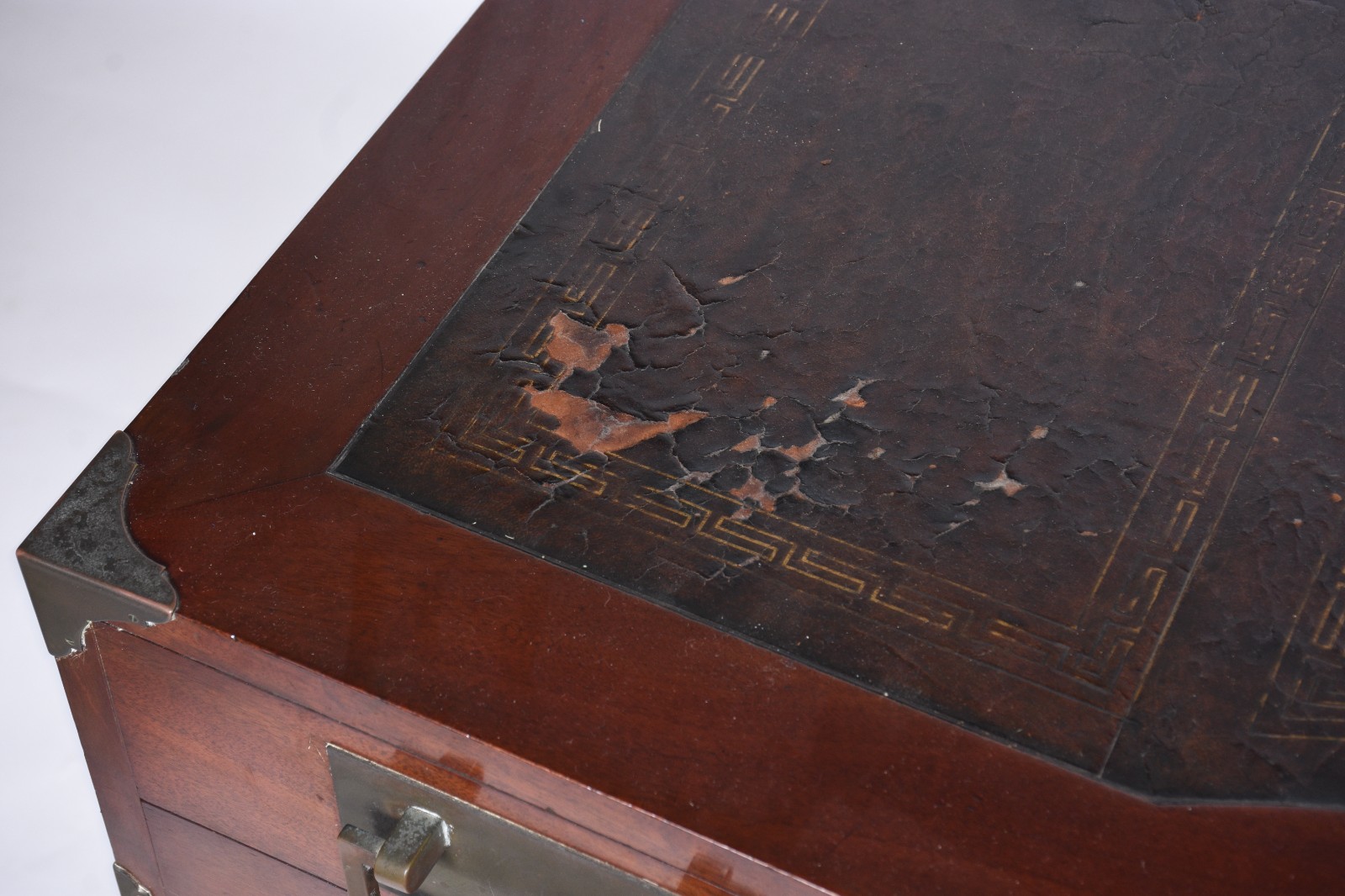 Mesa de escritório de madeira nobre, cinco gavetas com puxadores... - foto 6 de 11
