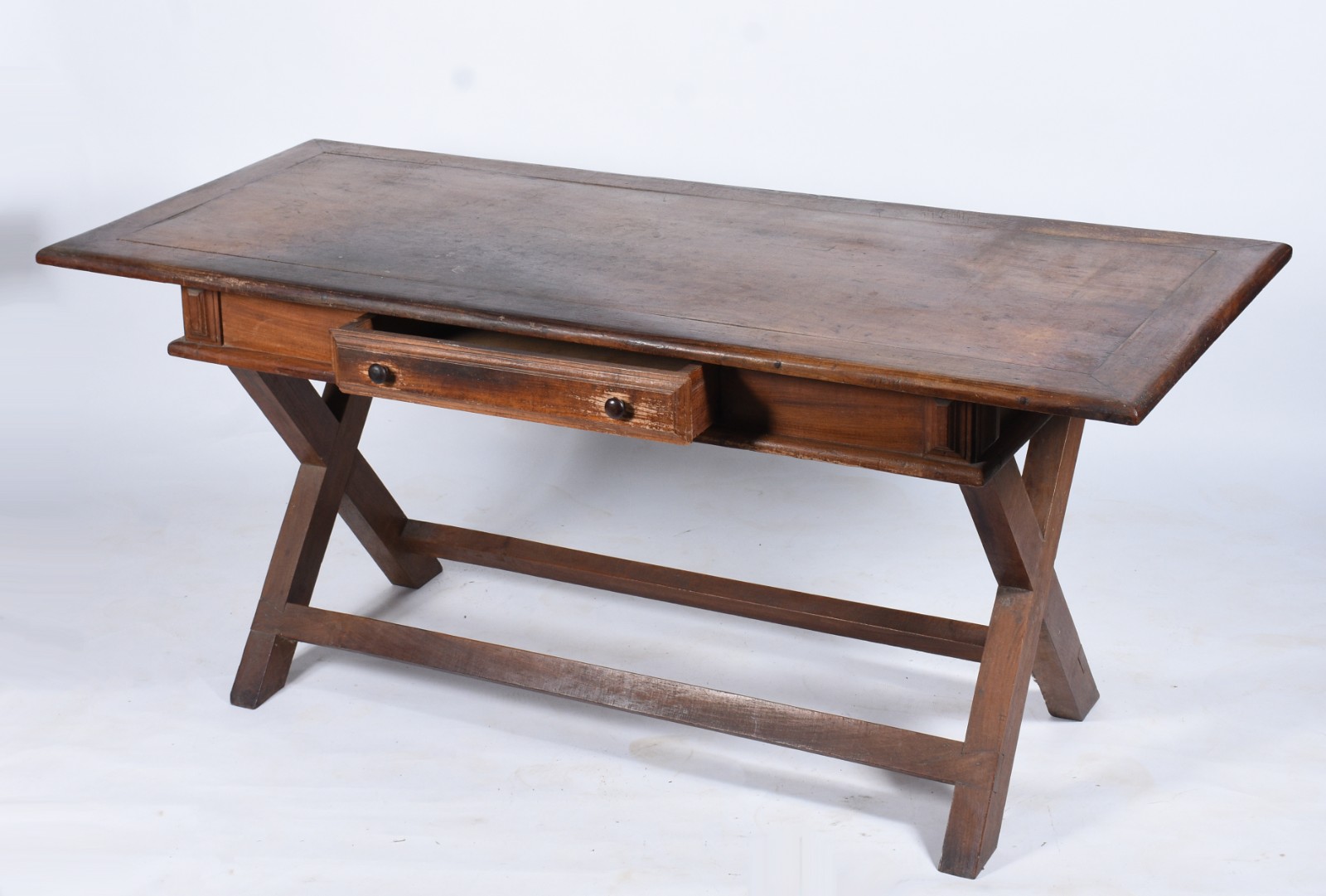 Mesa de madeira nobre, estilo colonial brasileiro, uma gaveta e... - foto 3 de 10