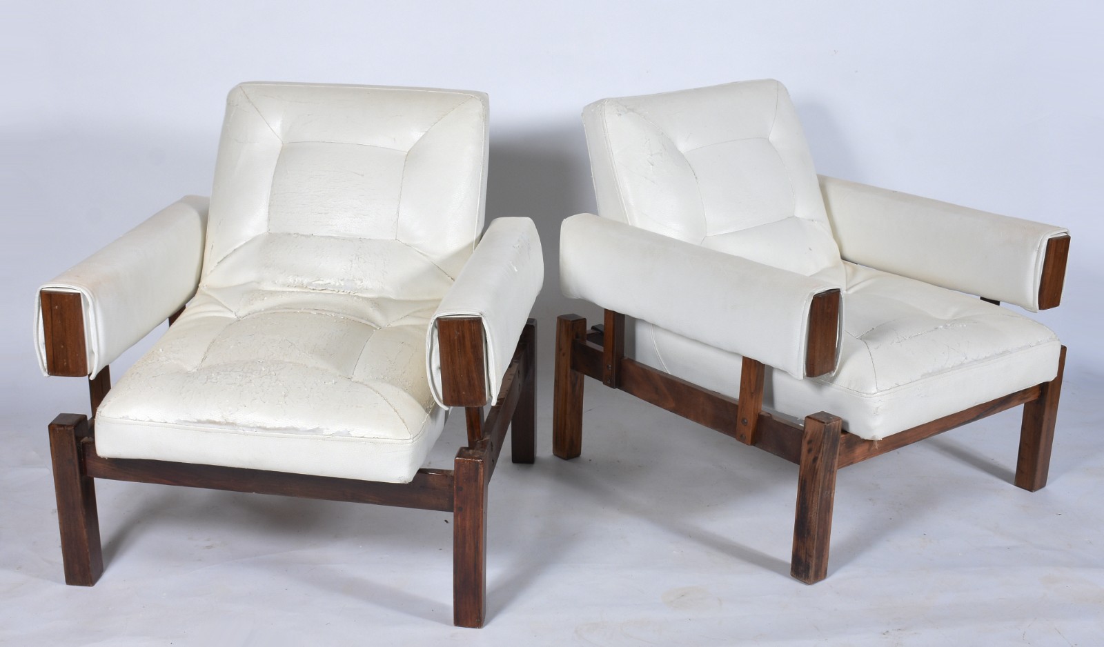 Par de cadeiras de madeira nobre, design anos 50, forração na cor... - foto 1 de 8