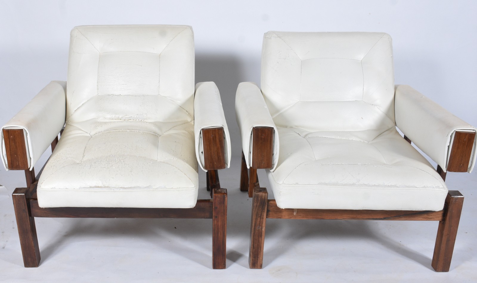 Par de cadeiras de madeira nobre, design anos 50, forração na cor... - foto 2 de 8