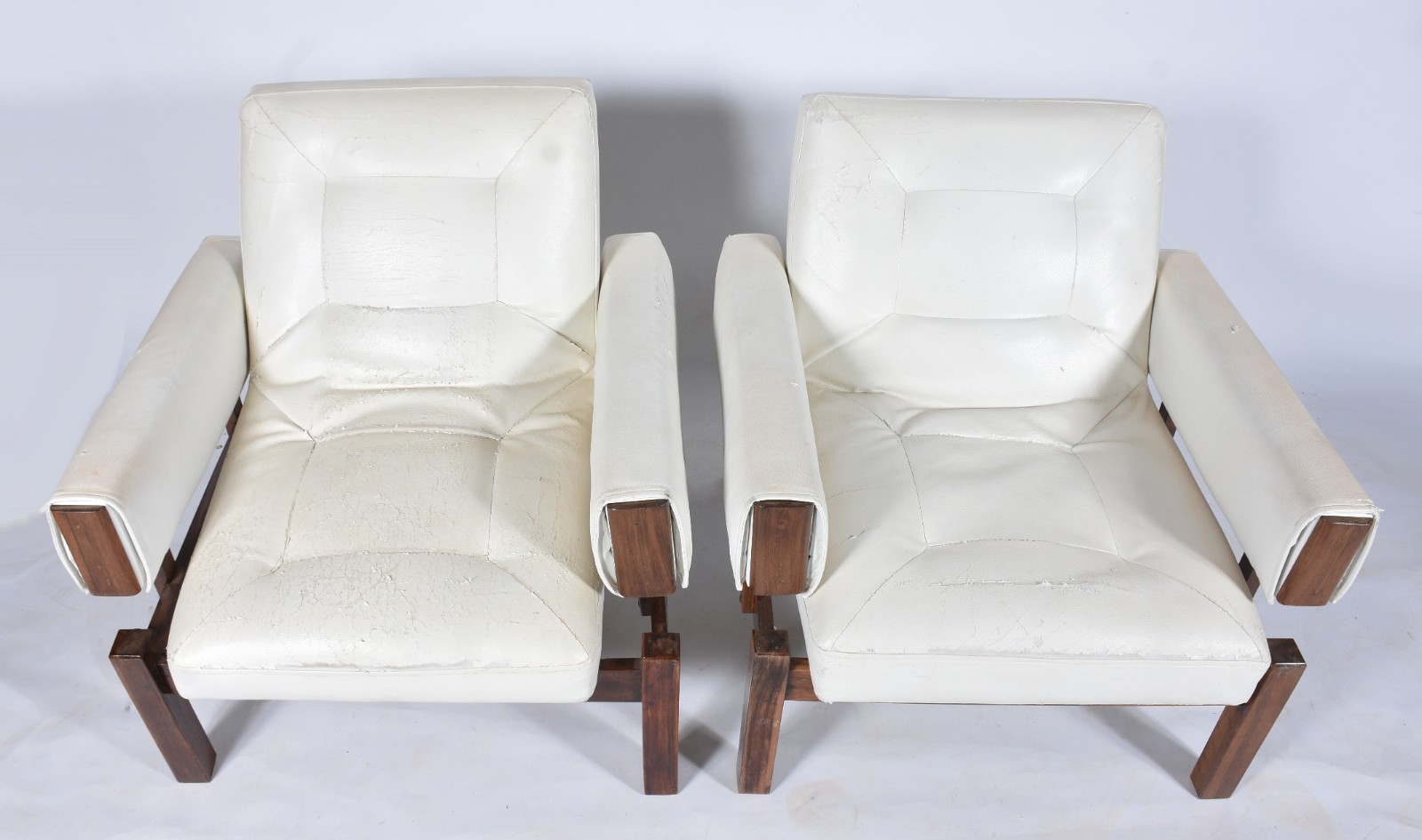 Par de cadeiras de madeira nobre, design anos 50, forração na cor... - foto 3 de 8