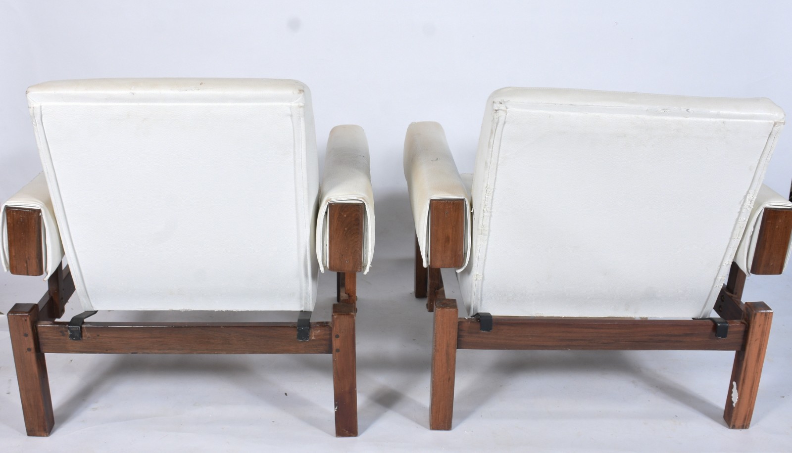 Par de cadeiras de madeira nobre, design anos 50, forração na cor... - foto 4 de 8
