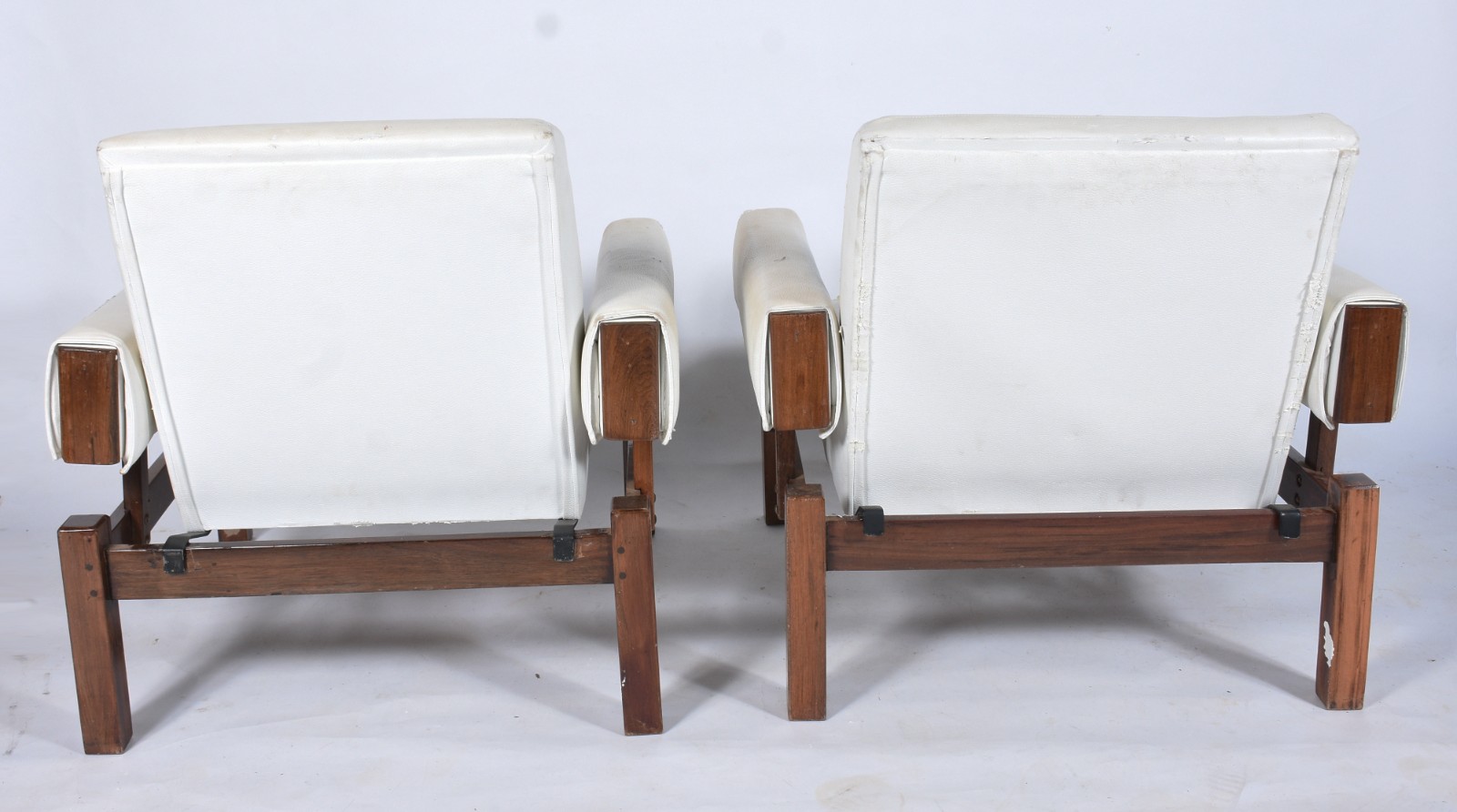 Par de cadeiras de madeira nobre, design anos 50, forração na cor... - foto 8 de 8
