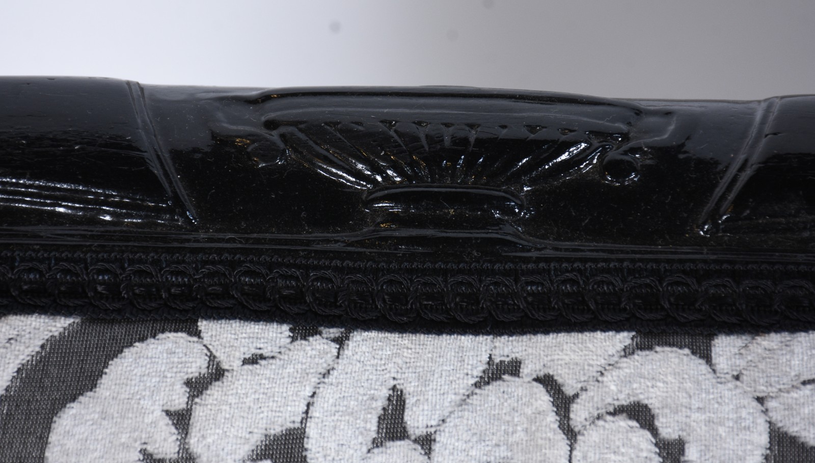 Par de cadeiras de madeira nobre pintadas de preto, com braços... - foto 6 de 6