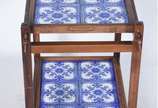 Carrinho de chá anos 50 de madeira nobre e dois... - Carrinho de chá anos 50 de madeira nobre e dois platôs forrados com azulejos em azul e branco.