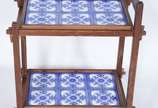 Carrinho de chá anos 50 de madeira nobre e dois... - Carrinho de chá anos 50 de madeira nobre e dois platôs forrados com azulejos em azul e branco.