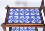 Carrinho de chá anos 50 de madeira nobre e dois... - Carrinho de chá anos 50 de madeira nobre e dois platôs forrados com azulejos em azul e branco.