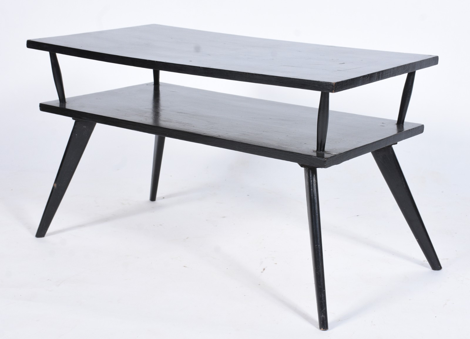 Mesa de madeira nobre pintada de preto, pés palito e platô inferior. - foto 1 de 6